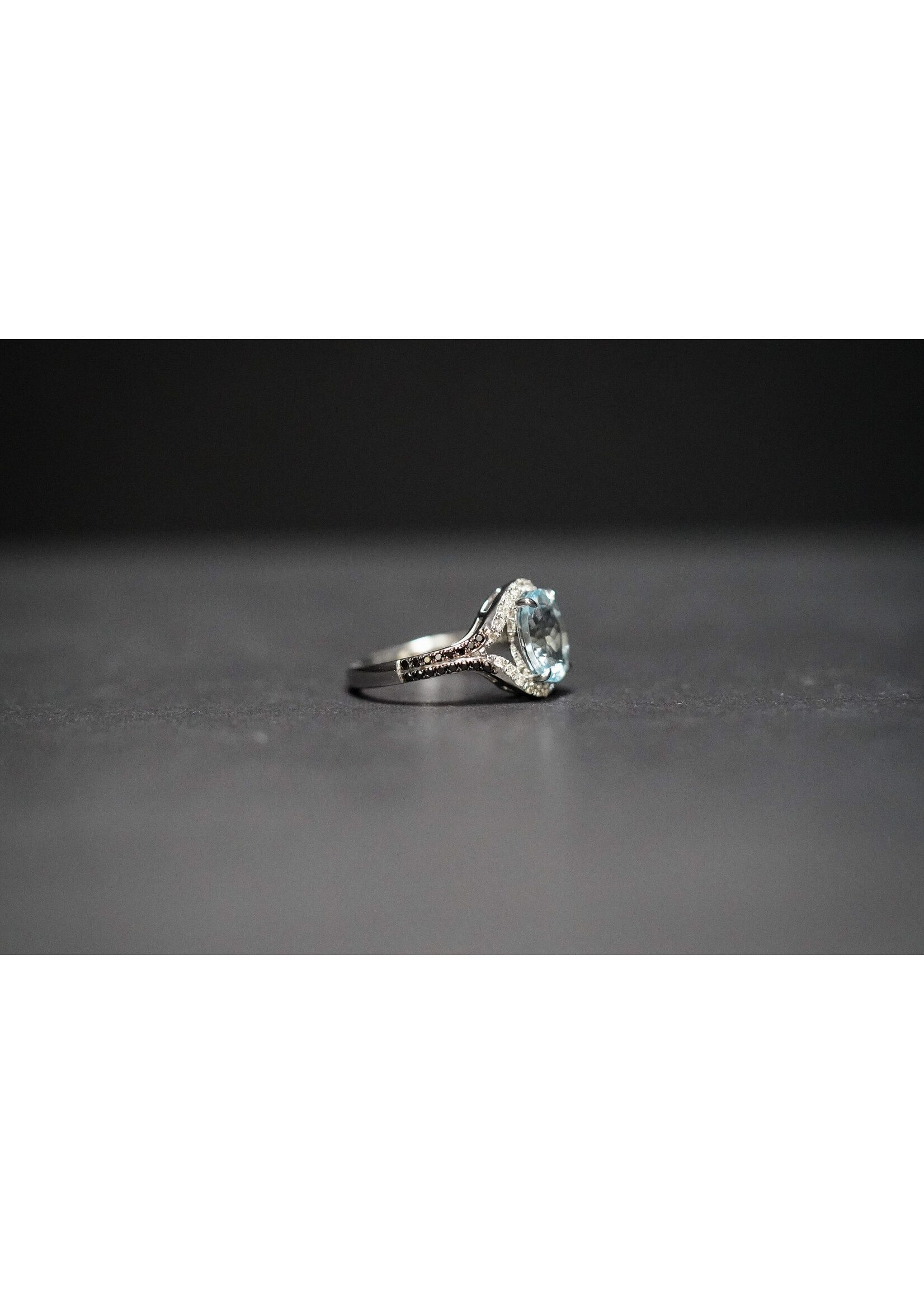 14KW 3.97g 2.79ctw (2.39ctr) Aquamarine & Diamond Fashion Ring (size 7)