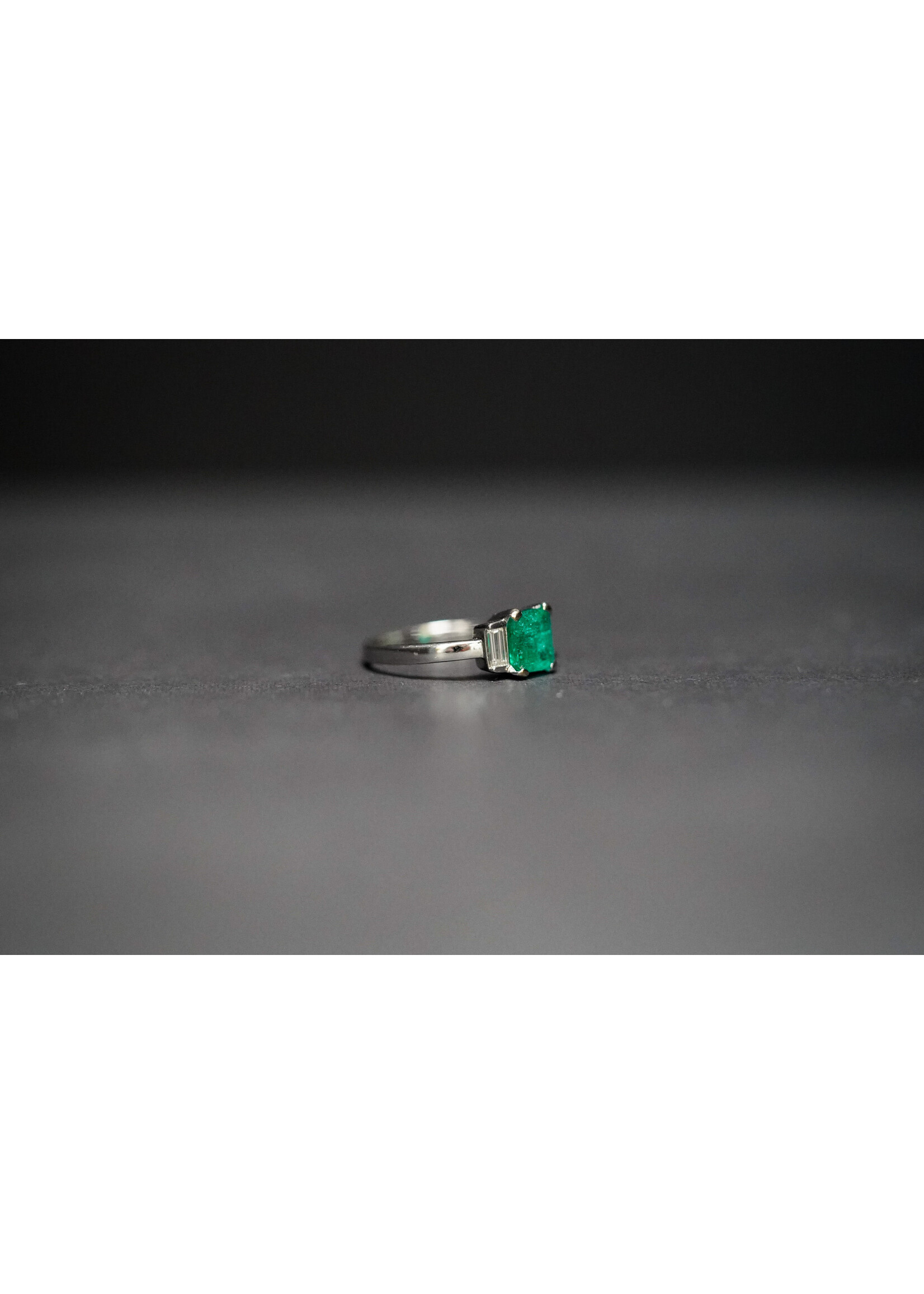 18KW 2.7g 1.67ctw (1.37ctr) Emerald & Diamond Fashion Ring (size 6)