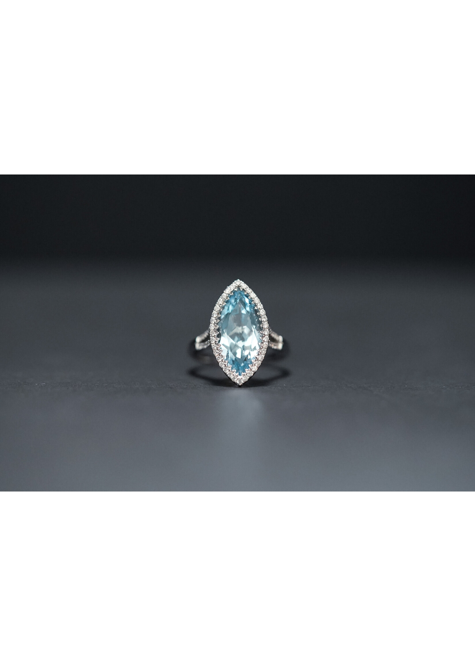 18KW 6.64g 5.45ctw (5.00ctr) Aquamarine & Diamond Halo Fashion Ring (size 6.5)