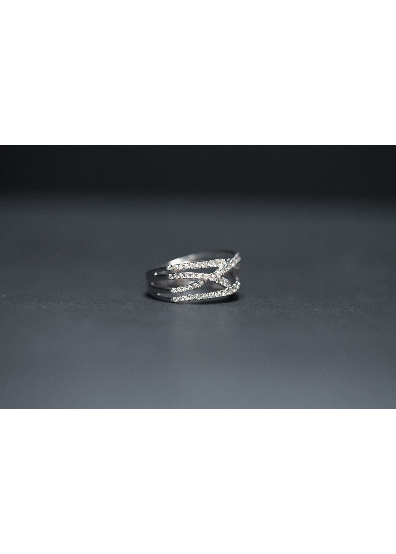 14KW 4.93g .99ctw Diamond Fashion Crossover Ring (size 7.75)