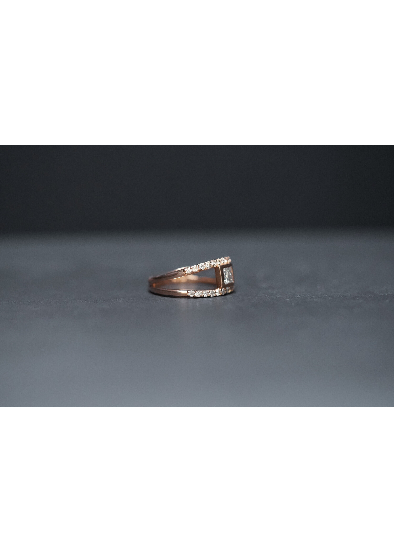 14KR 5.8g 1.00ctw (.50ctr) I/SI1 Princess Diamond Bezel Split Shank Ring (size 7.75)