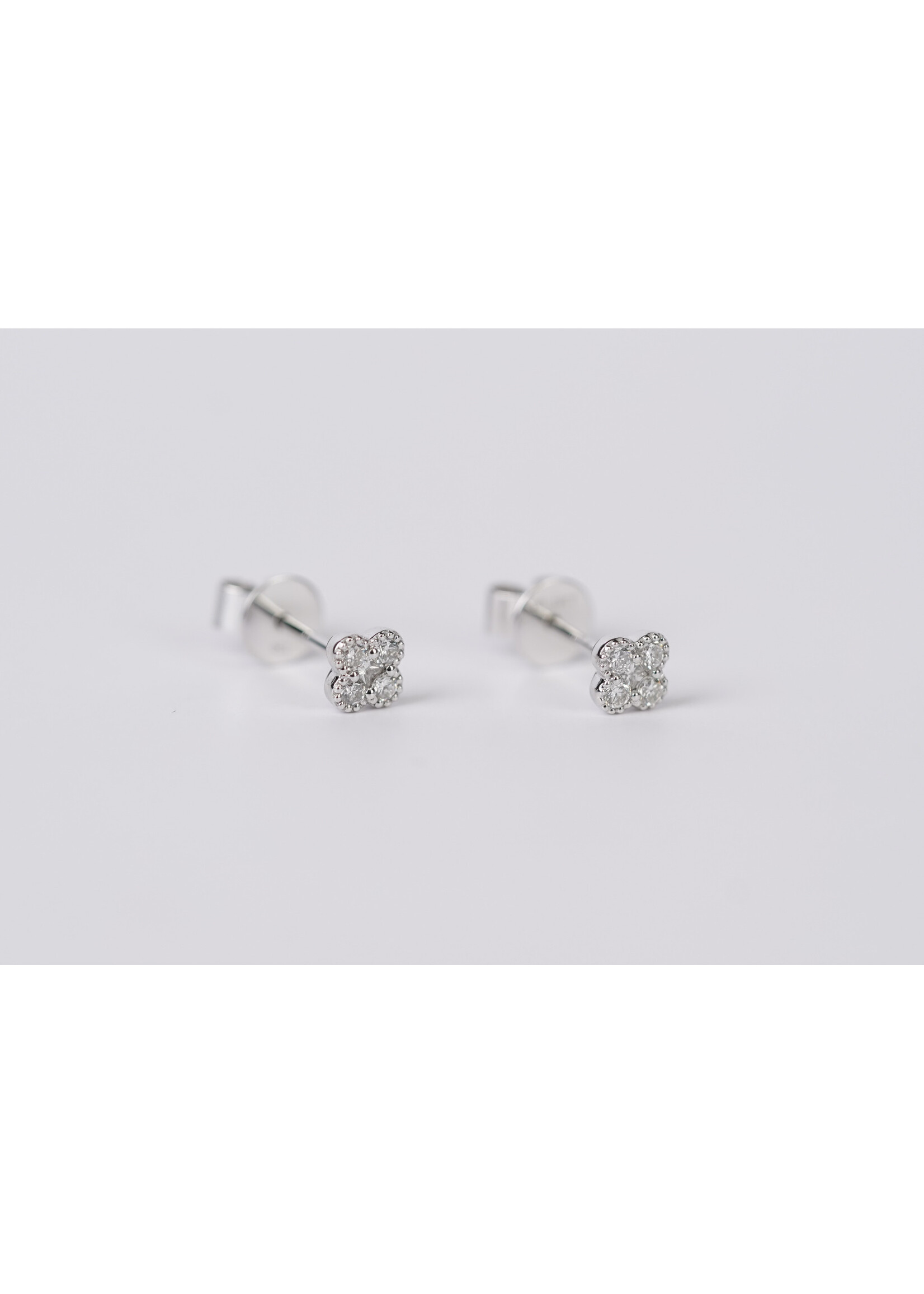 18KW 1.01g .19ctw Diamond Clover Earrings
