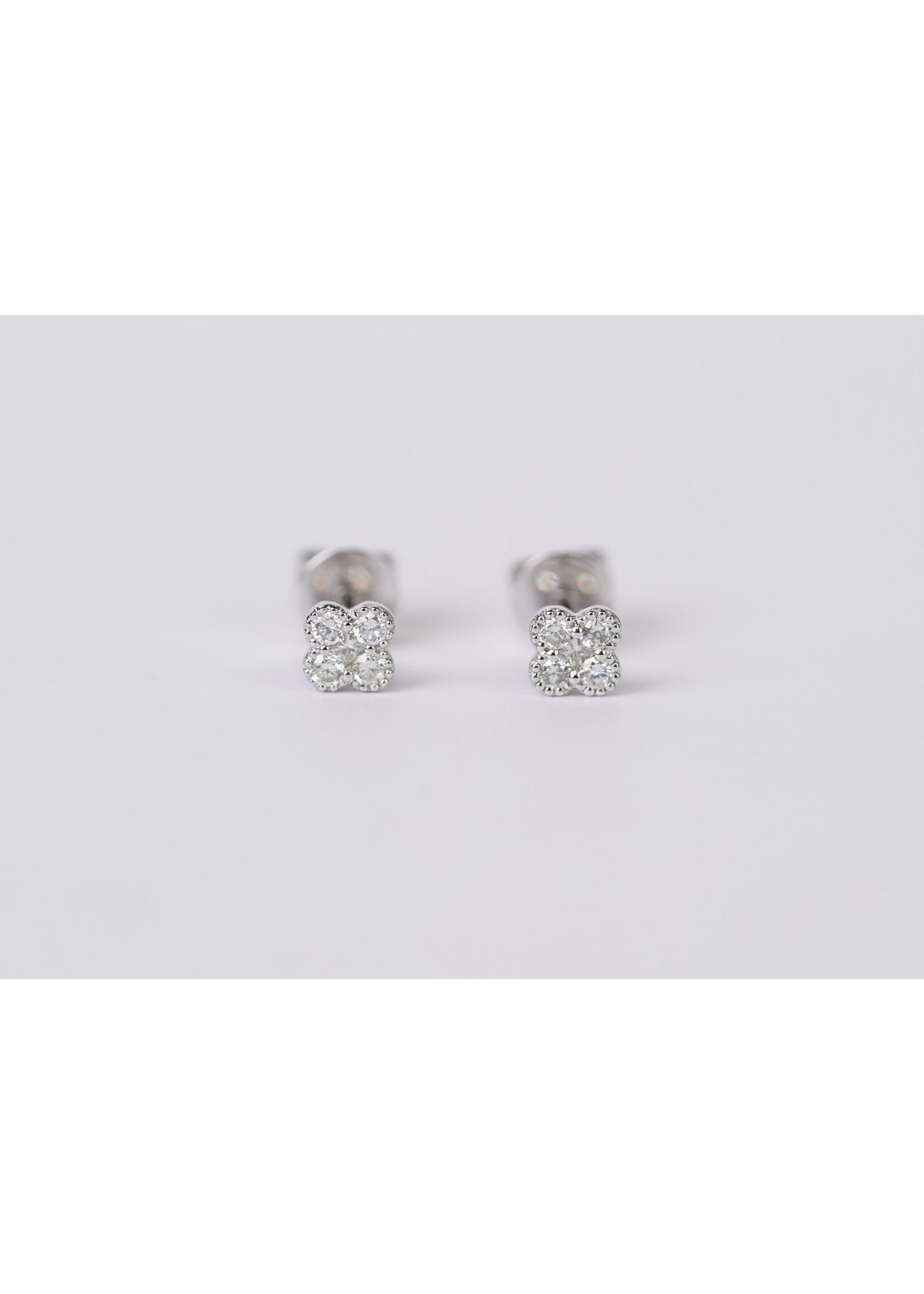 18KW 1.01g .19ctw Diamond Clover Earrings