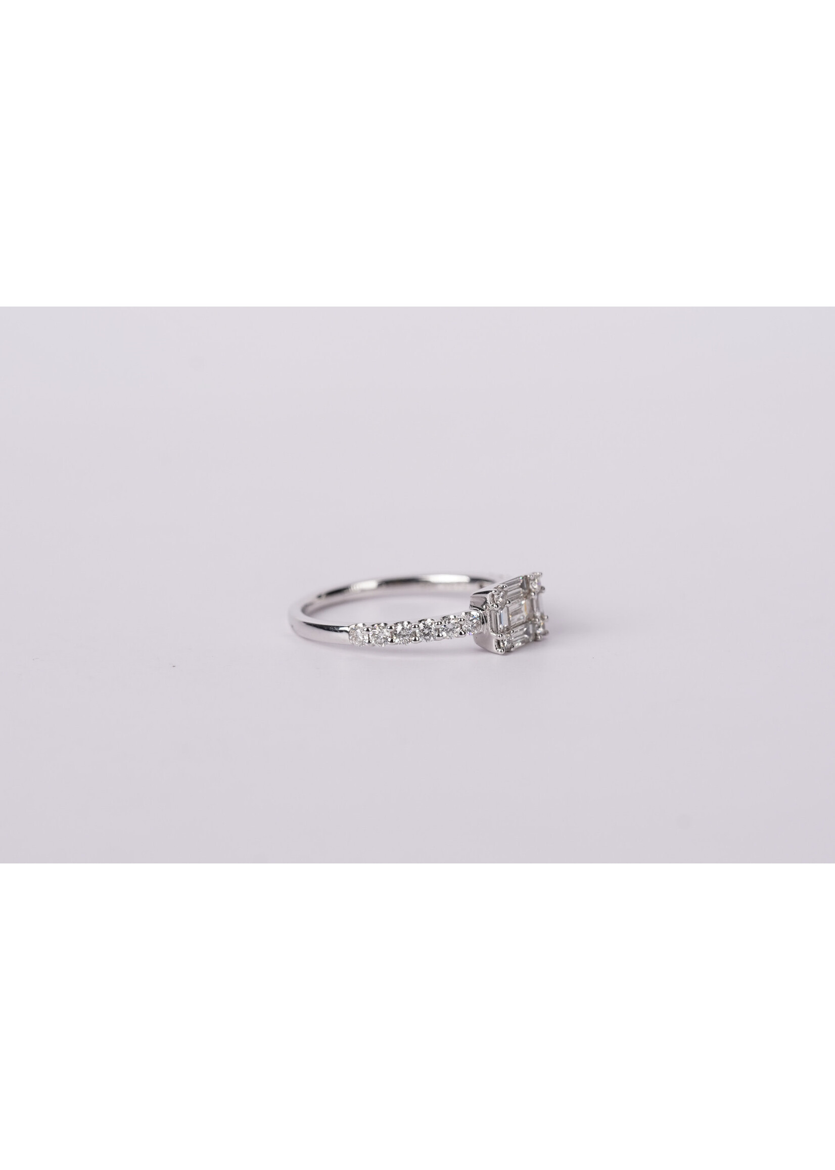 14KW 2.35g .76ctw Baguette & Round Diamond Fashion Ring (size 7)