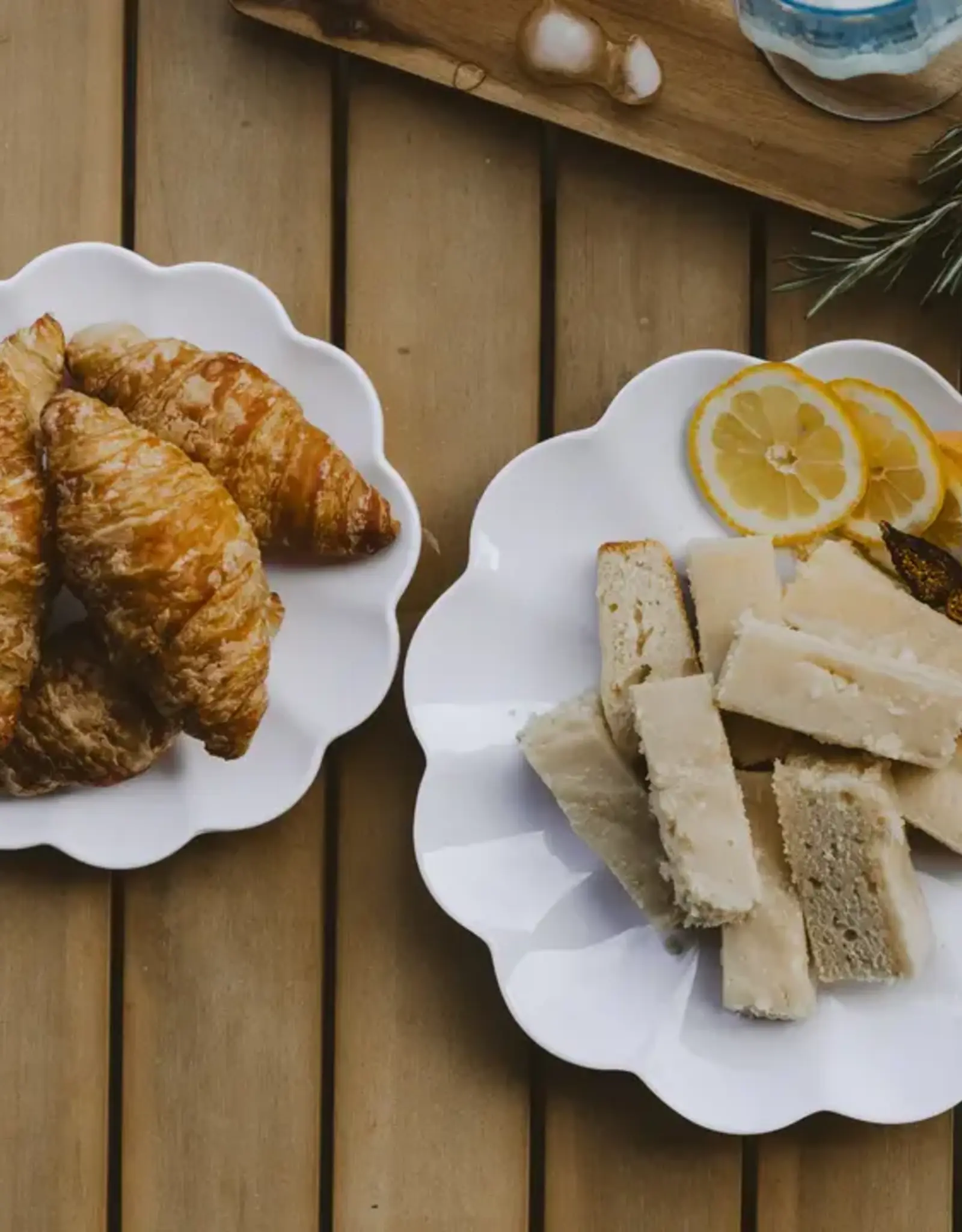 Sweet Water Decor White Scalloped Serving Tray Set