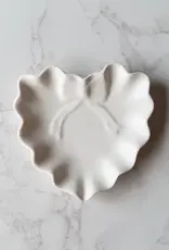 Siena Style Ruffle Heart W/ Bow Jewelry Dish, Blanco