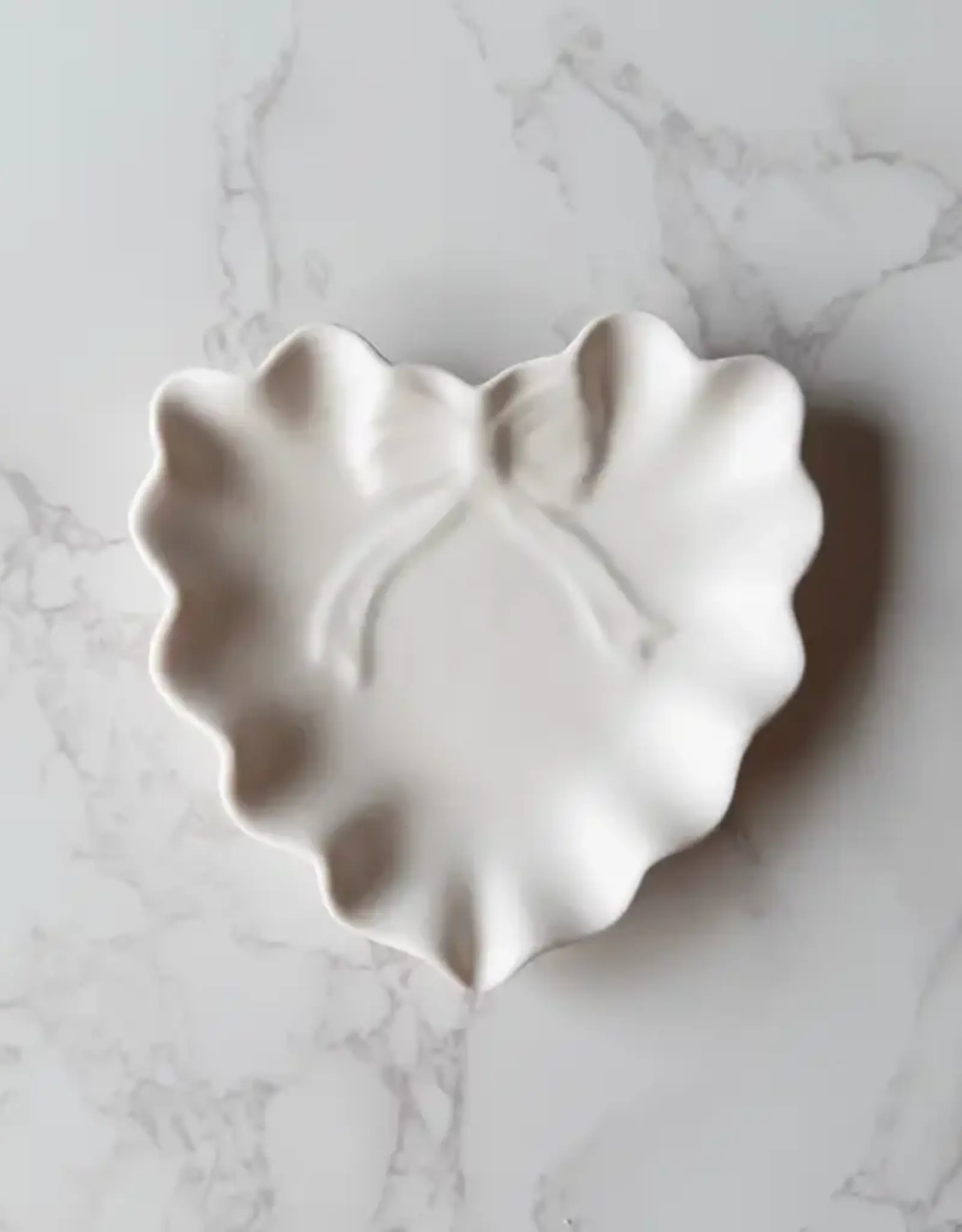 Siena Style Ruffle Heart W/ Bow Jewelry Dish, Blanco