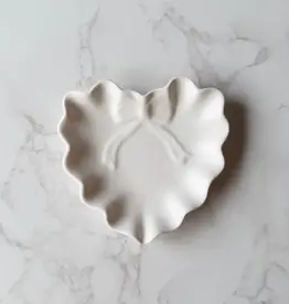 Siena Style Ruffle Heart W/ Bow Jewelry Dish, Blanco
