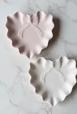 Siena Style Ruffle Heart W/ Bow Jewelry Dish, Blanco