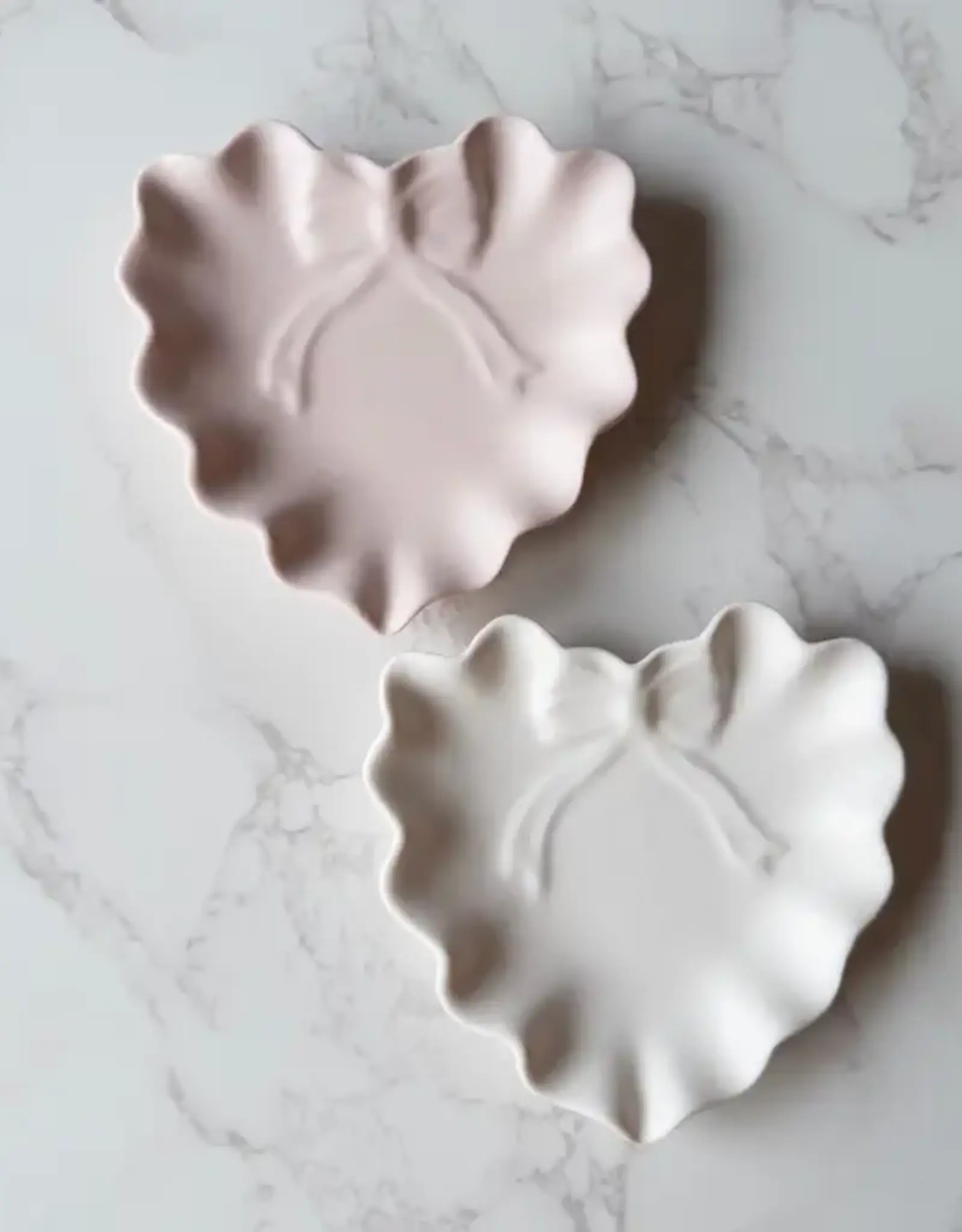 Siena Style Ruffle Heart W/ Bow Jewelry Dish, Blanco