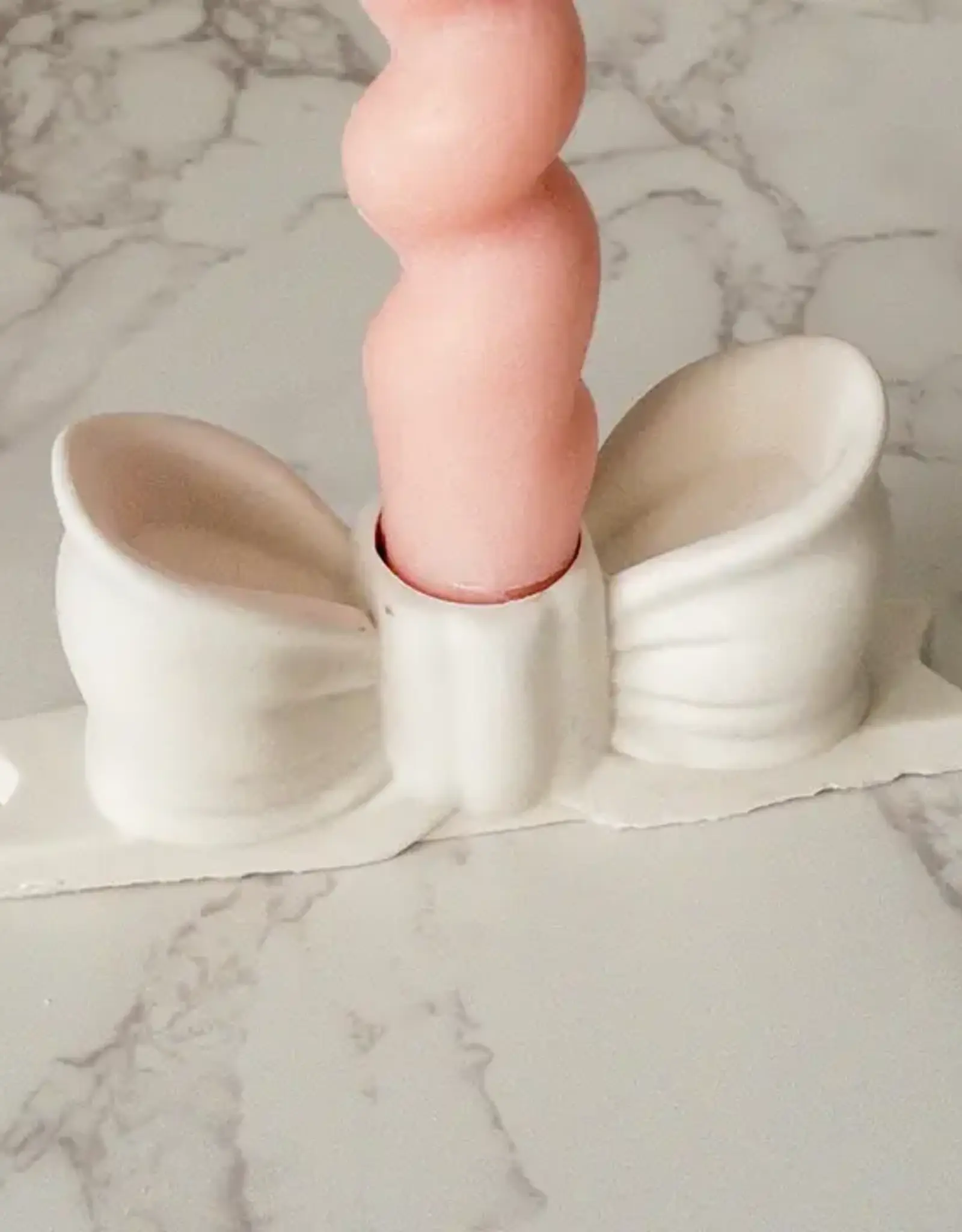 Siena Style Bow Candle Stick Holder, Blanco