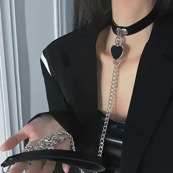 "O" HEAVENS COLLAR HEART BLACK