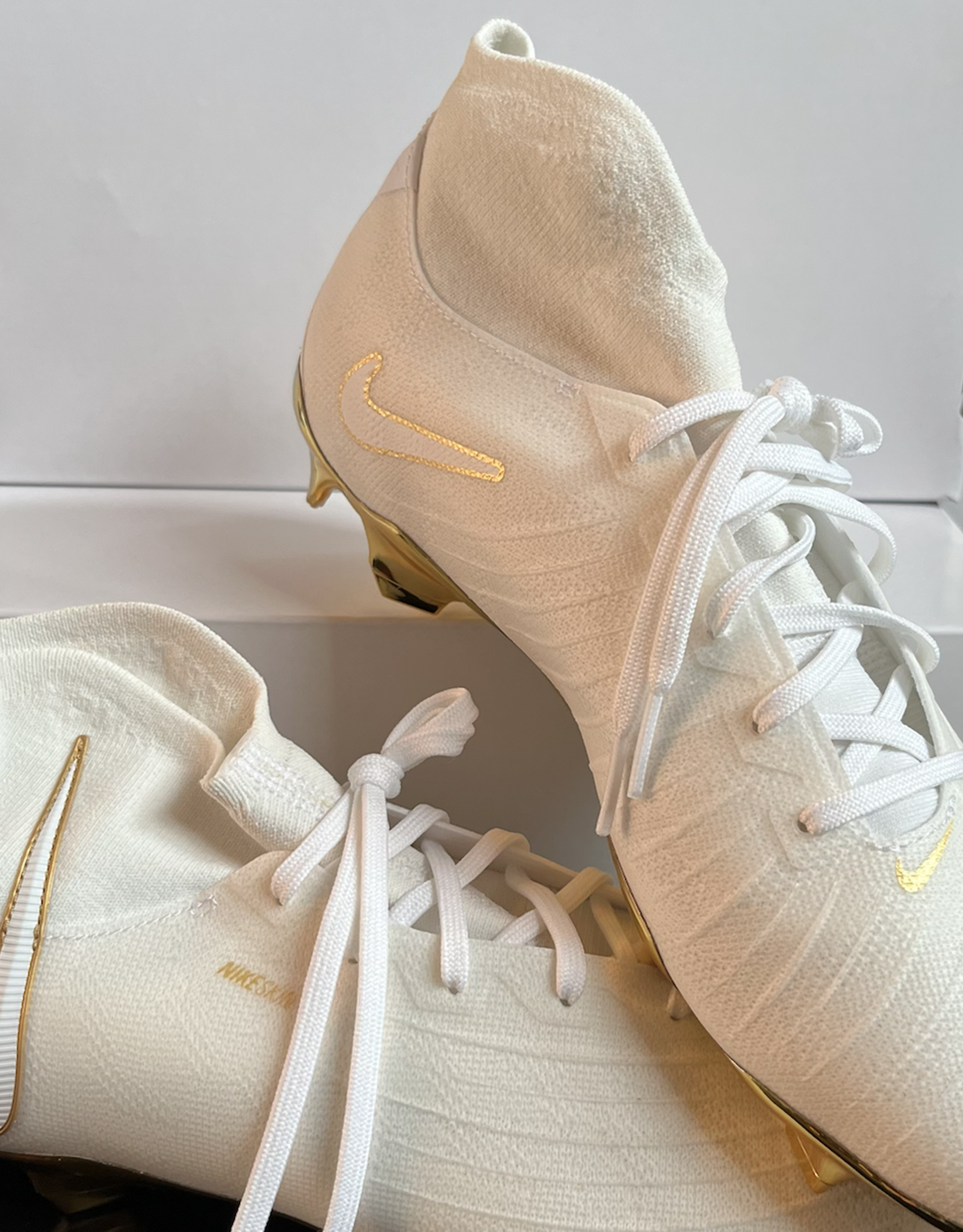 Nike Shoe White/Gold Size 7