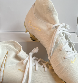 Nike Shoe White/Gold Size 7