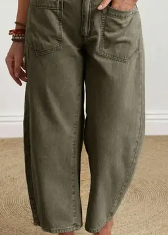 Angie Square Patch Pocket Ankle-Length Barrel Jean