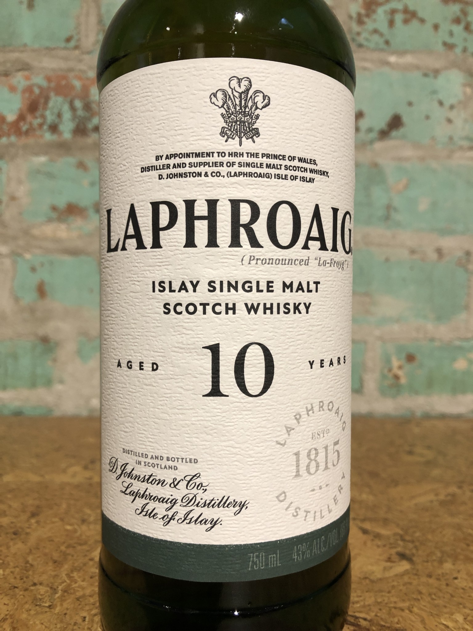 LAPHROAIG ISLAY SINGLE MALT SCOTCH WHISKEY 10 YEAR OLD - Grande Krewe