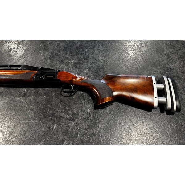 Trap 12ga 32" Over/Under w/Adj Comb Case & Chokes