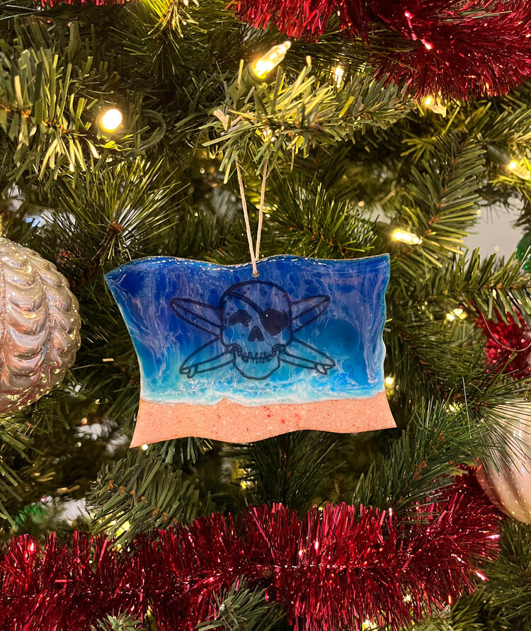 RESIN WHALEBONE FLAG ORNAMENT