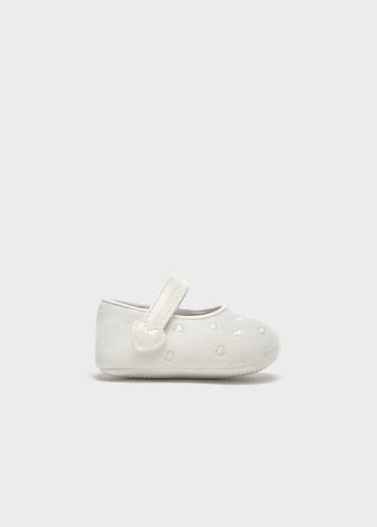 CHAUSSURE EN VELOURS BRODERIES DE COEUR - ÉCRU