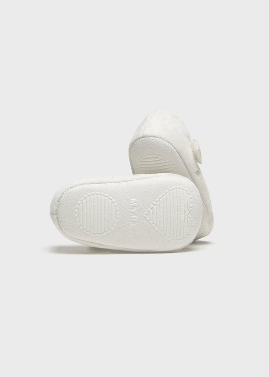 CHAUSSURE EN VELOURS BRODERIES DE COEUR - ÉCRU