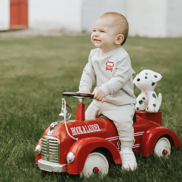 PETIT LEM ENSEMBLE MATELASSÉ AVEC ÉCUSSON DE CAMION DE POMPIER - GRIS