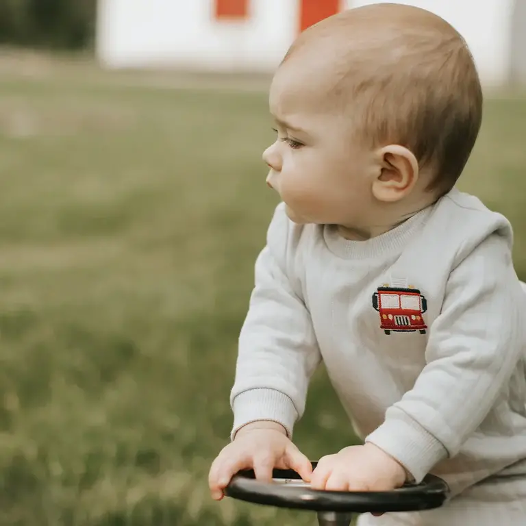 PETIT LEM ENSEMBLE MATELASSÉ AVEC ÉCUSSON DE CAMION DE POMPIER - GRIS