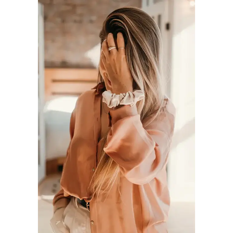 SOHA SATIN SCRUNCHIE - CHAMPAGNE