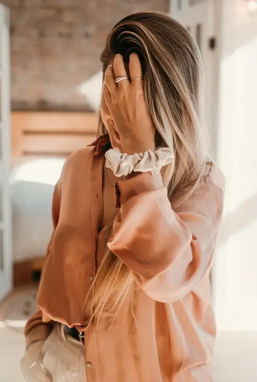 SOHA CHOUCHOU EN SATIN - CHAMPAGNE