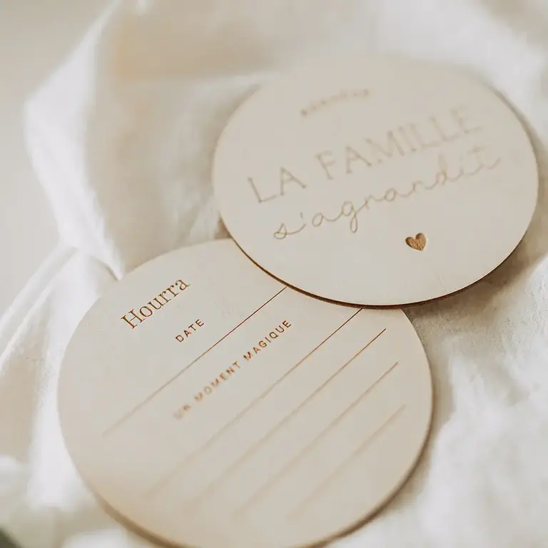 LE PETIT TABLEAU NOIR PASTILLE DE BOIS - LA FAMILLE S'AGRANDIT