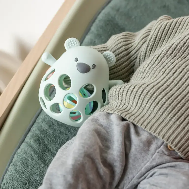 NATTOU BALLE HOCHET EN SILICONE OURS - VERT PASTEL