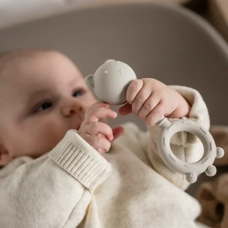 NATTOU HOCHET EN SILICONE OURS - ARGILE