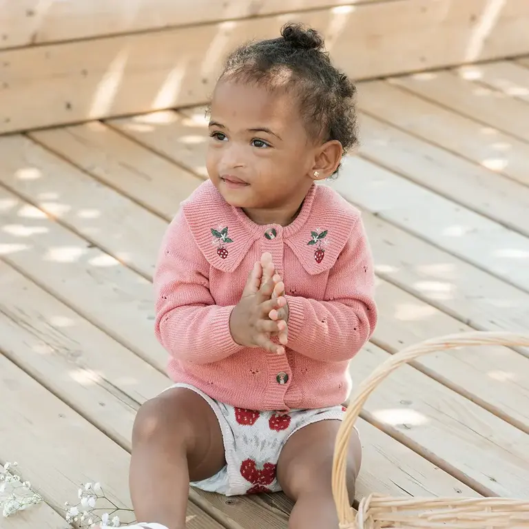 PETIT LEM PETIT LEM - CARDIGAN EN TRICOT POINTELLE À MOTIF DE FRAISE - ROSE