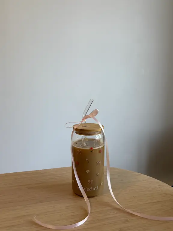 MOI D'ABORD TUMBLER EN VERRE - FLEURS & BOUCLES