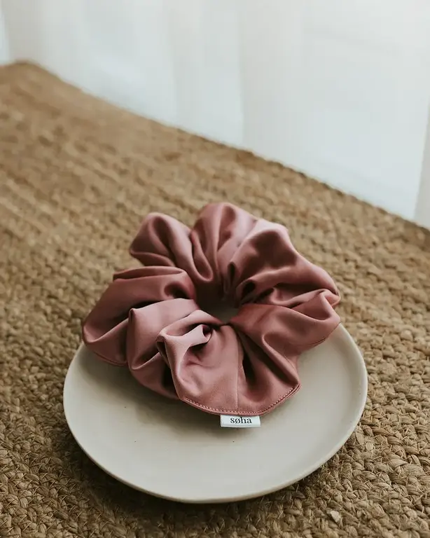 SOHA CHOUCHOU EN SATIN OVERSIZE - ROSE VINTAGE