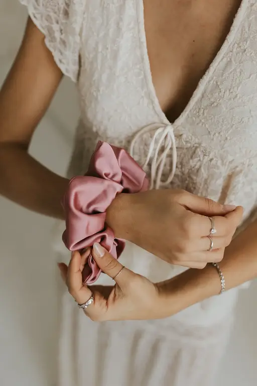 SOHA CHOUCHOU EN SATIN OVERSIZE - ROSE VINTAGE