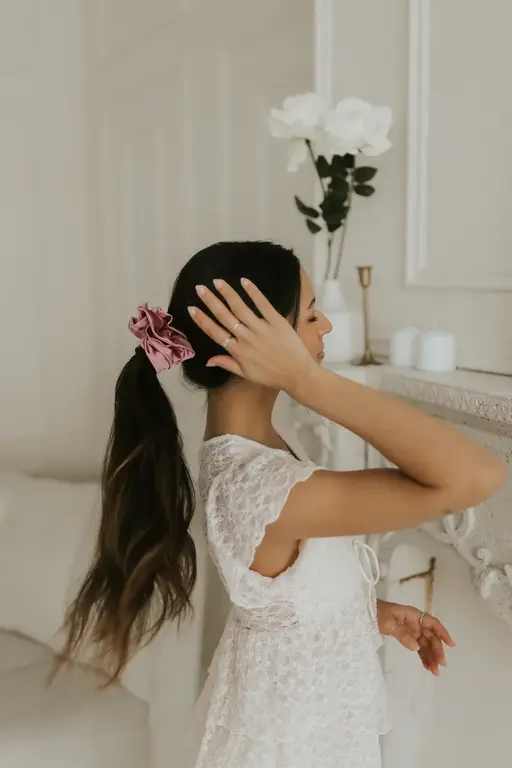 SOHA CHOUCHOU EN SATIN À VOLANTS - ROSE VINTAGE