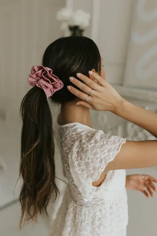 SOHA CHOUCHOU EN SATIN À VOLANTS - ROSE VINTAGE