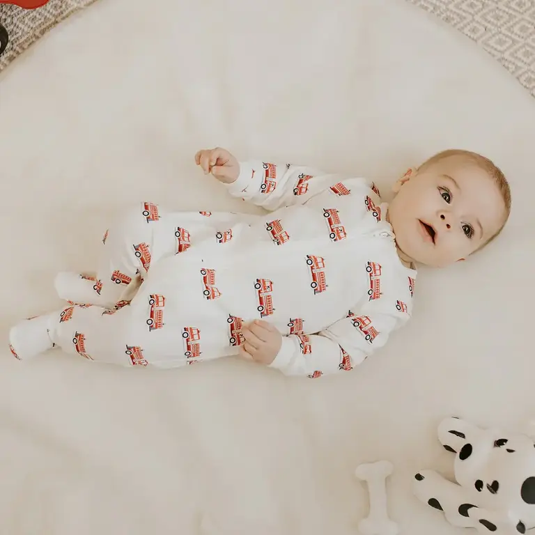 PETIT LEM PYJAMA À PATTES  À IMPRIMÉ DE CAMION DE POMPIERS - BLANC