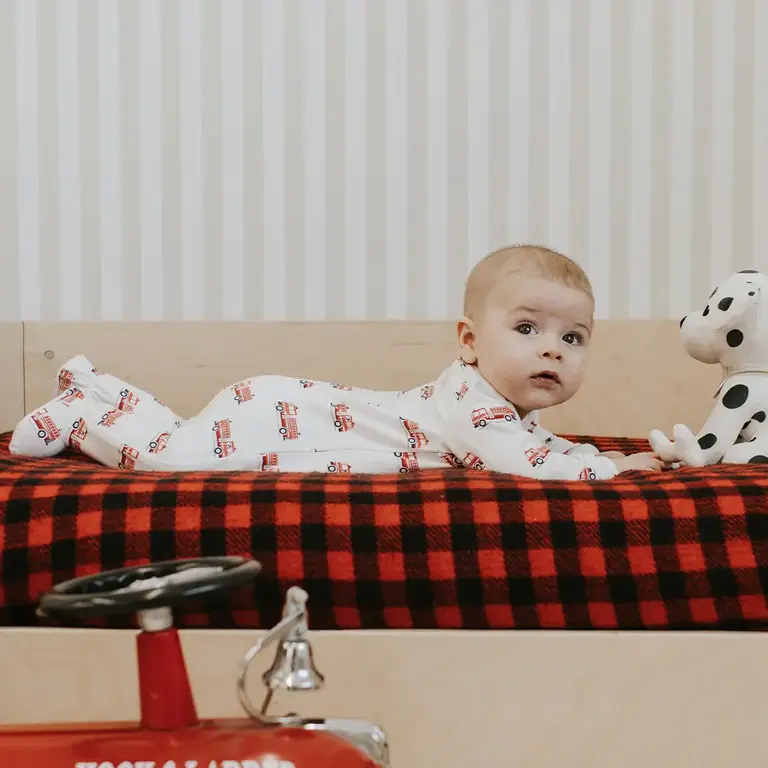 PETIT LEM PYJAMA À PATTES  À IMPRIMÉ DE CAMION DE POMPIERS - BLANC