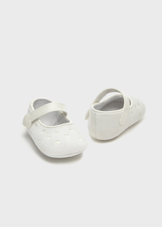 CHAUSSURE EN VELOURS BRODERIES DE COEUR - ÉCRU