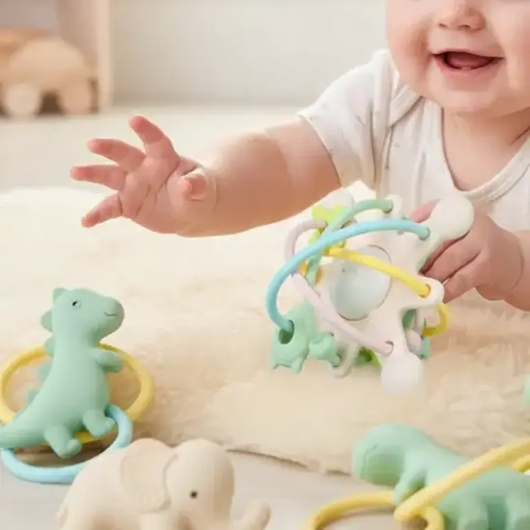 CRÉATION JADE JOUET HOCHET GLOBE - PASTEL