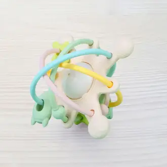 CRÉATION JADE JOUET HOCHET GLOBE - PASTEL