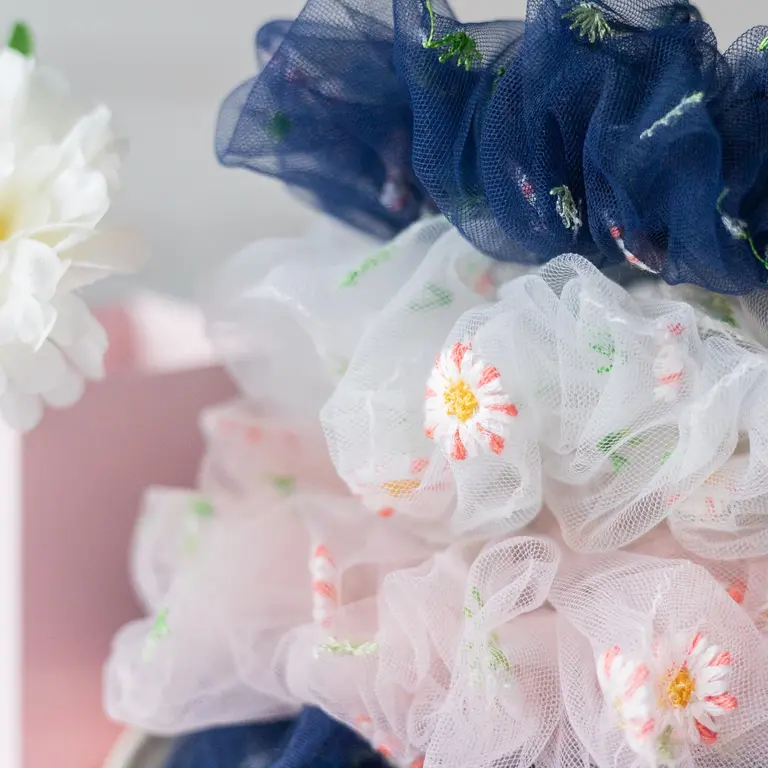 GIBOU CHOUCHOU EN CRINOLINE AVEC FLEURS BRODÉES - BLEU