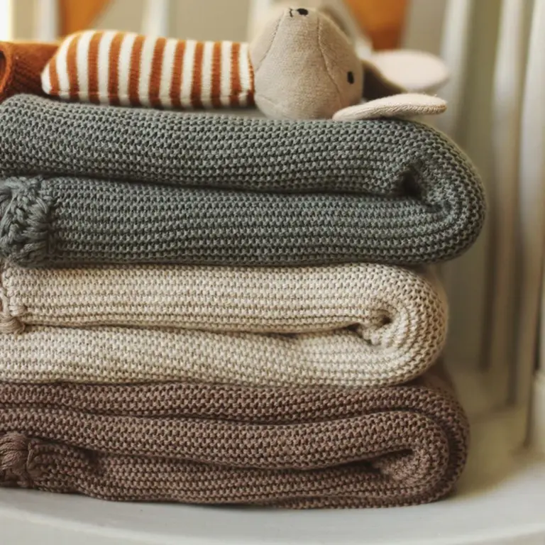 AVERY ROW COUVERTURE EN TRICOT FESTONNÉ - STONE