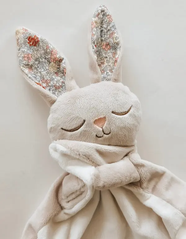 VEILLE SUR TOI DOUDOU LAPIN MARCEL ENDORMI - BEIGE FLEURI