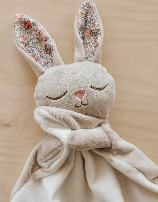 VEILLE SUR TOI DOUDOU LAPIN MARCEL ENDORMI - BEIGE FLEURI