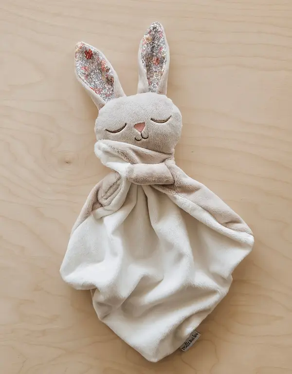 VEILLE SUR TOI DOUDOU LAPIN MARCEL ENDORMI - BEIGE FLEURI