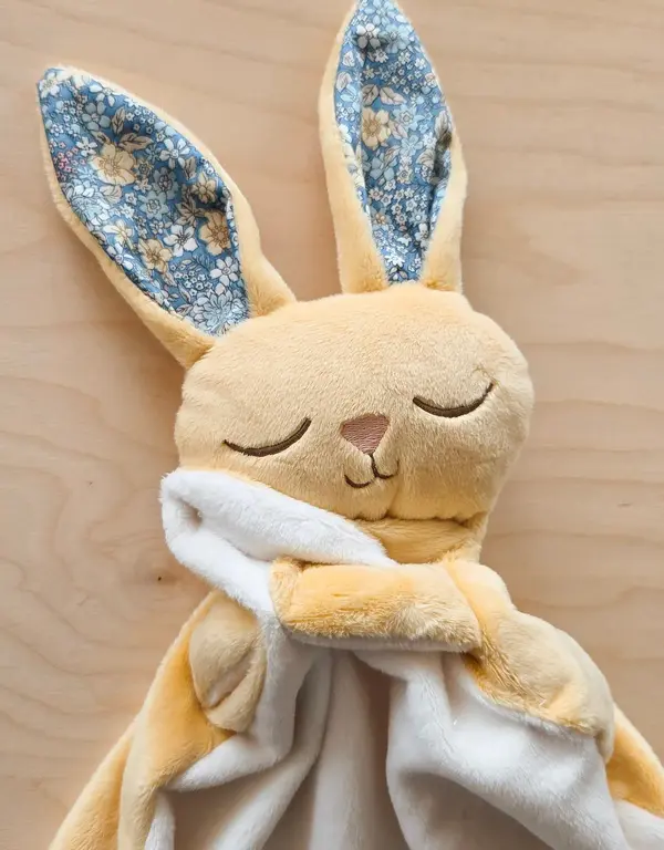 VEILLE SUR TOI DOUDOU LAPIN MARCEL ENDORMI - JAUNE FLEURI