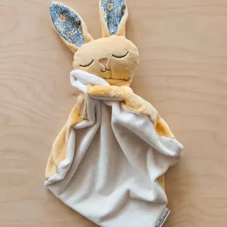 VEILLE SUR TOI DOUDOU LAPIN MARCEL ENDORMI - JAUNE FLEURI