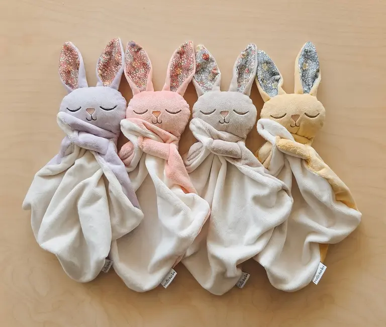 VEILLE SUR TOI DOUDOU LAPIN MARCEL ENDORMI - JAUNE FLEURI